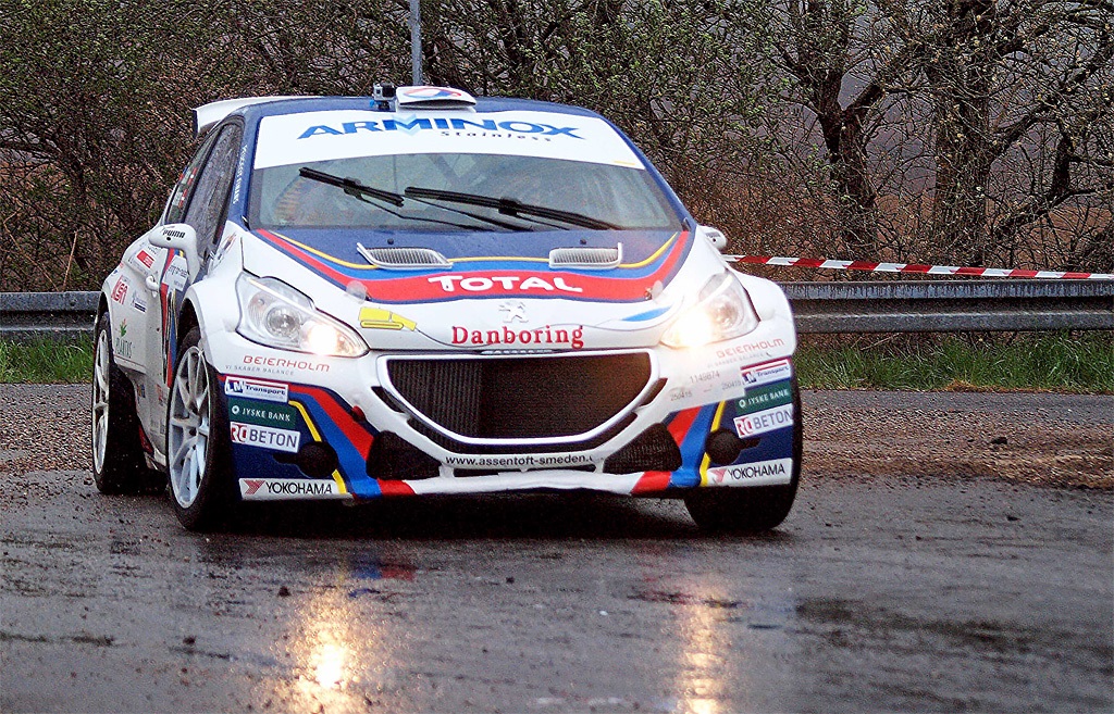 Christian K. Jensen og Freddy Pedersen går efter generalsejren i Ecoteck Rally Himmerland 2015
(Foto: Kirketerp)